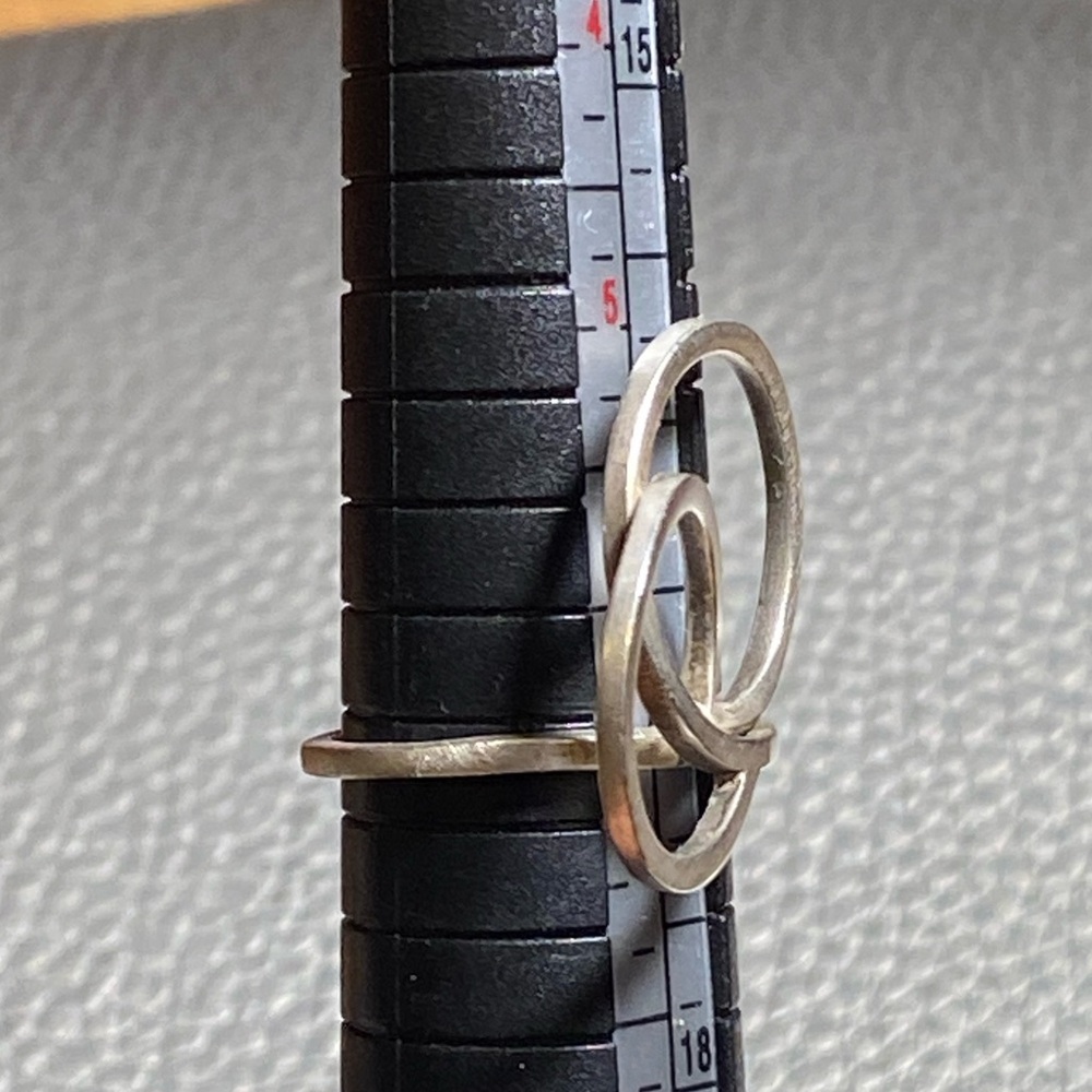 Elegant Silver Interlocking Rings - image 4